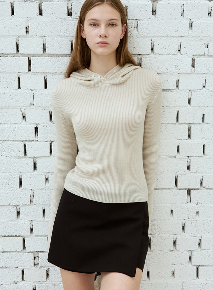 FITTED HOODED BUTTON KNIT TOP [IVORY]